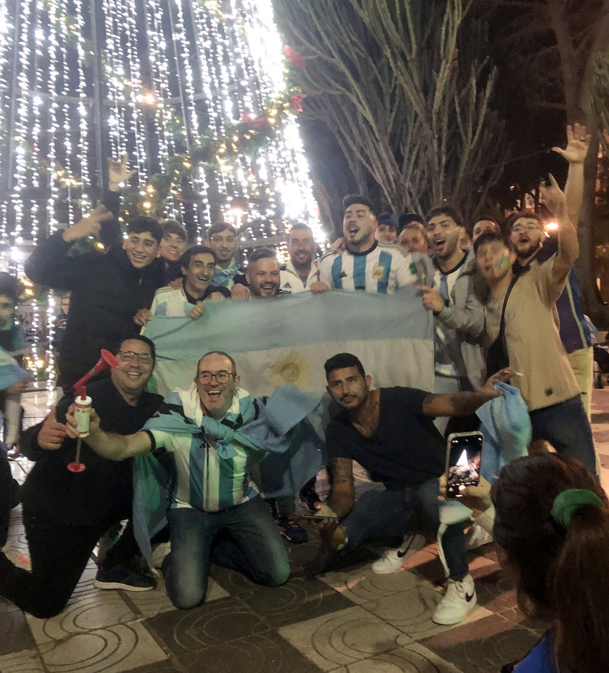 Grupo de jugadores en plena celebración. 