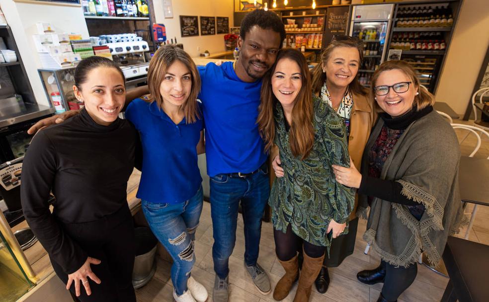 El bar de Moha, el emisario del rey Baltasar de Granada, que sirve 'abracicos' y 'besicos' con el café