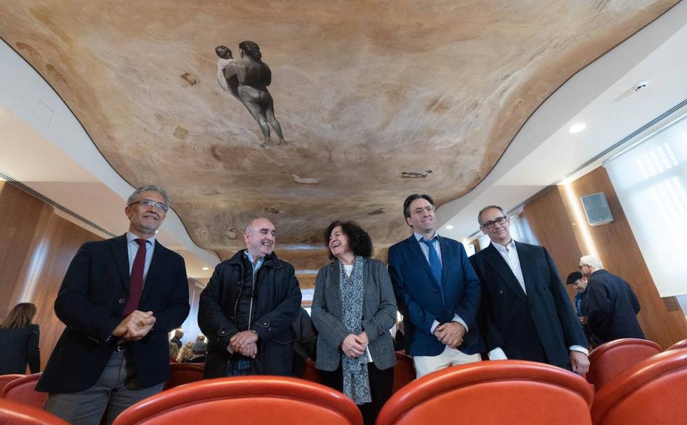 Juan Vida, segundo por la izquierda, sonríe junto a Pilar Aranda en la presentación del mural en el salón de actos del Complejo Administrativo Triunfo. 