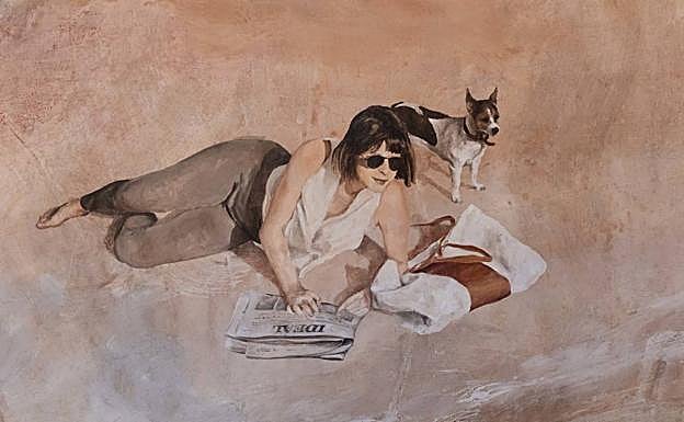 María José, esposa de Juan Vida, leyendo el IDEAL junto a la perrita Boni. 