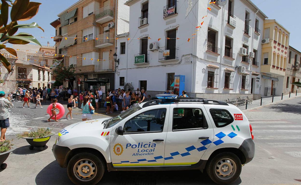 Un vehículo de la Policía Local de Alhendín patrulla las calles de la localidad