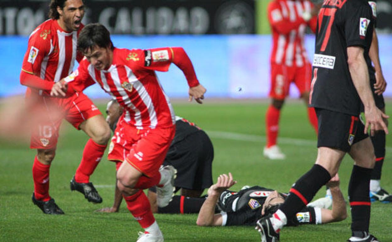 Piatti festejando su gol, en la Liga 2009/10, que supuso la primera victoria local de la UD Almería ante el Atlético. 