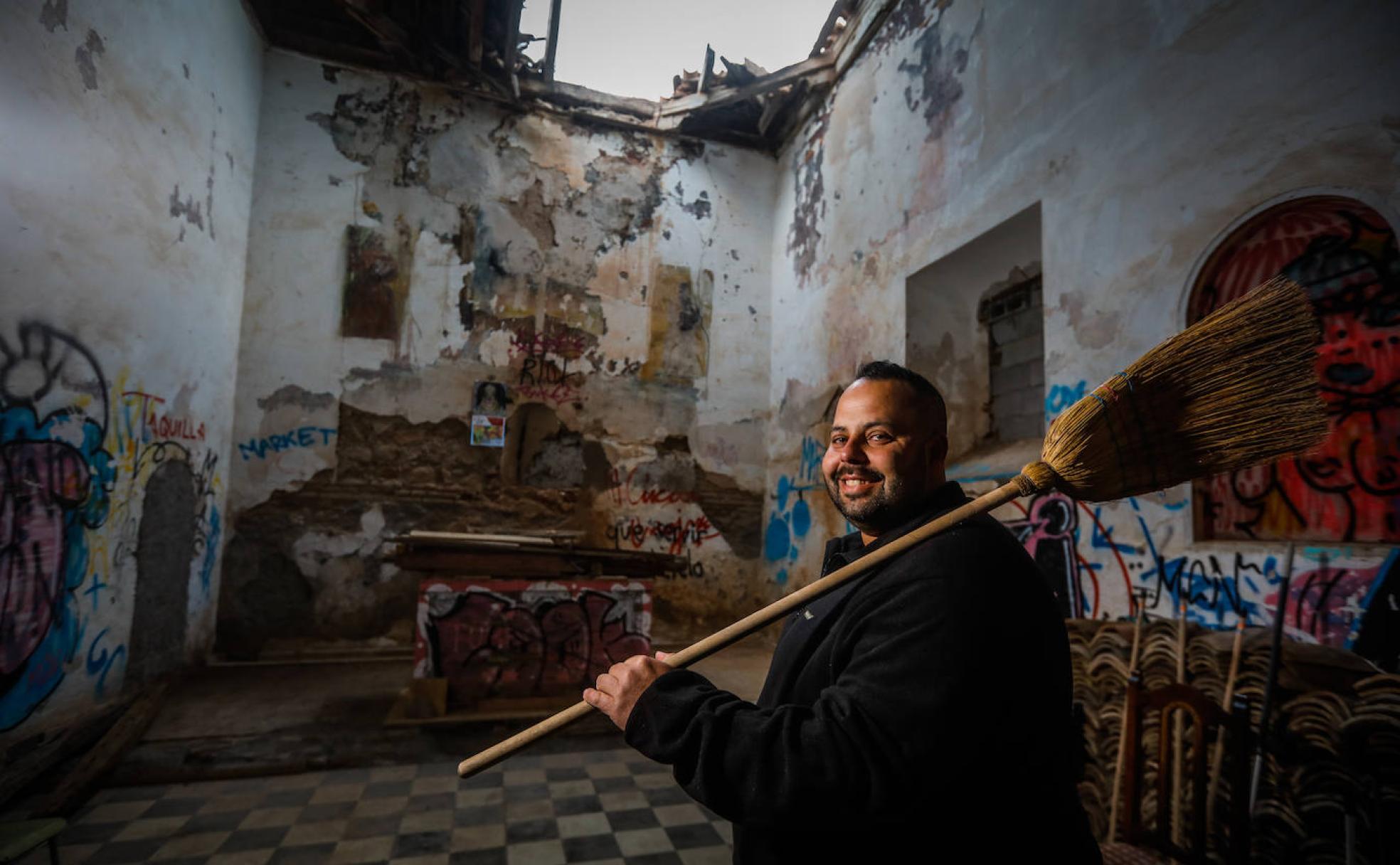 Paco Cortés, secretario de la asociación Tablate Histórico, en el interior de la iglesia que están reconstruyendo. 