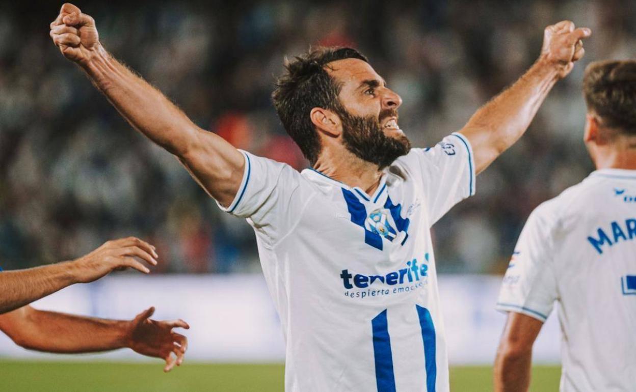 El bastetano Carlos Ruiz, centenario en Tenerife, celebra un gol. 