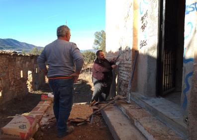 Imagen secundaria 1 - Voluntarios trabajando en una jornada de domingo. 