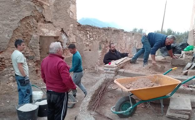 Imagen principal - Voluntarios trabajando en una jornada de domingo. 