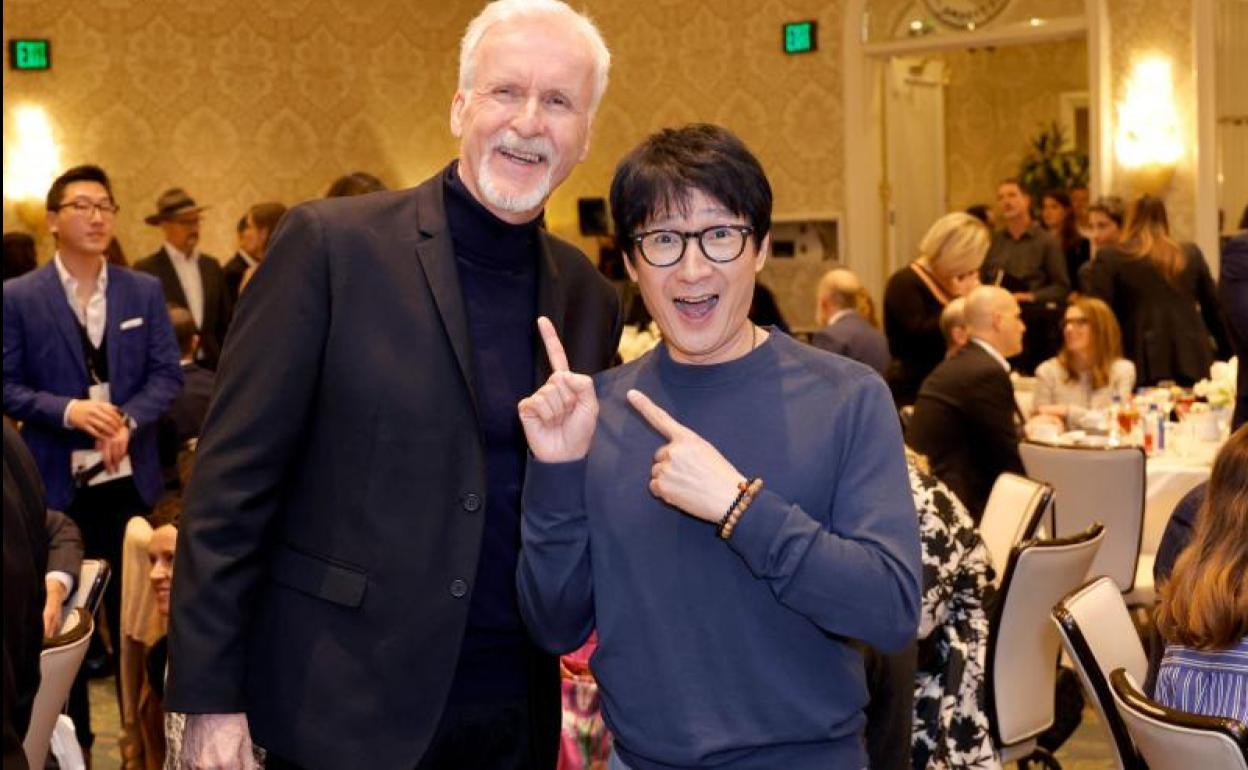 Ke Huy Quan junto al director James Cameron.