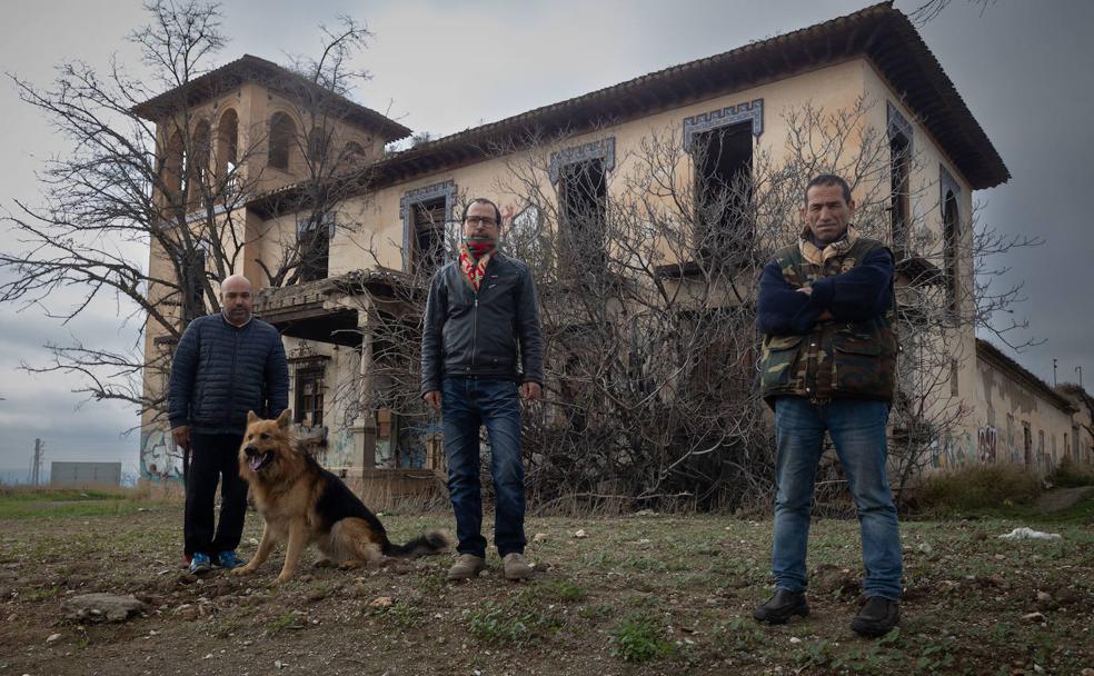 De izquierda a derecha, Chatat con fox, Kamal y Madini frente a la casería de los Cipreses, donde viven.