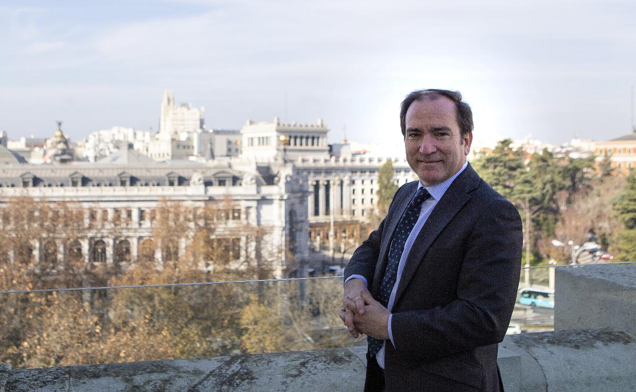 Borja Carabante, delegado de medioambiente de Madrid, posa en la terraza de su despacho.