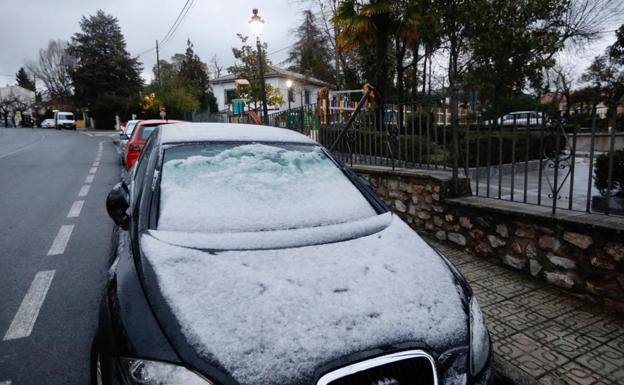 Los vehículos amanecen nevados en Huétor Santillán.