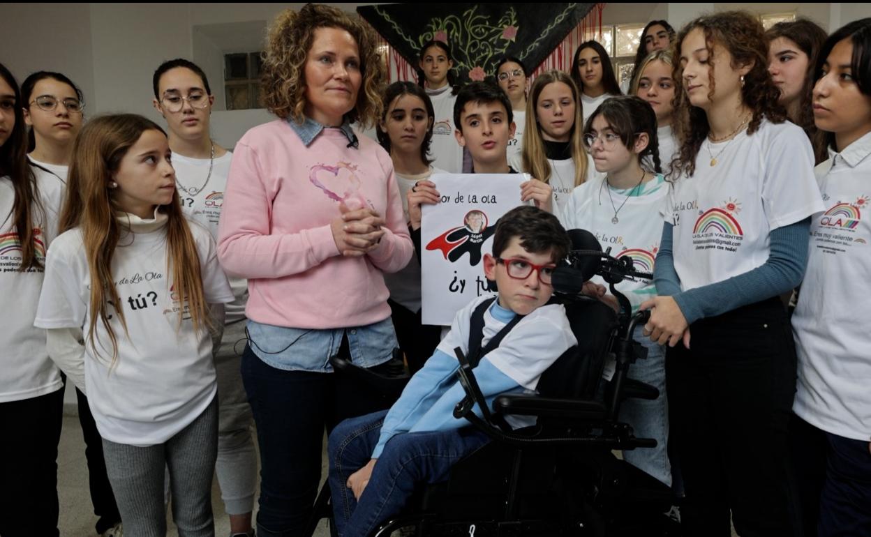 María José y su hijo Martín, escoltados por los jóvenes del IES Arjé involucrados en 'La ola de los valientes'. 