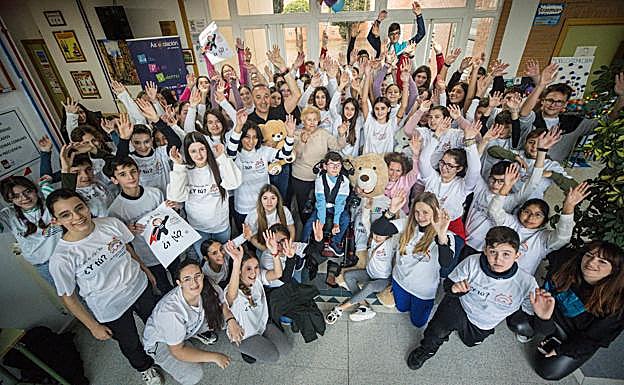 Los chavales arropando a Martín. 