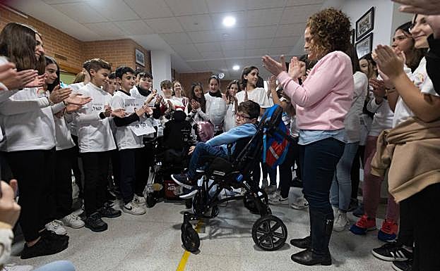 Todos aplaudiendo a Martín. 