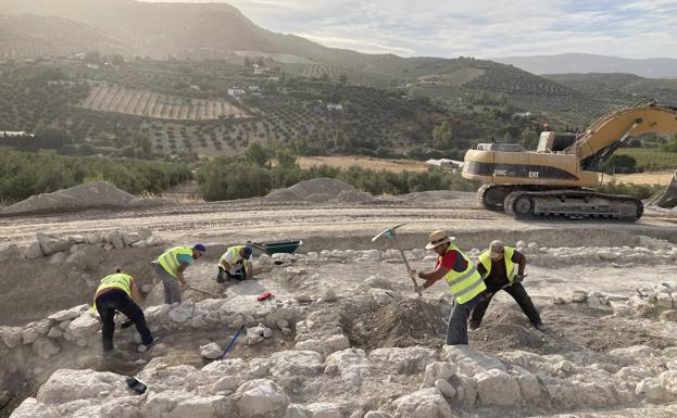 Imagen principal - Arriba, en plena faena. Abajo, foto de familia del equipo arqueológico y excavación en uno de los edificios. 