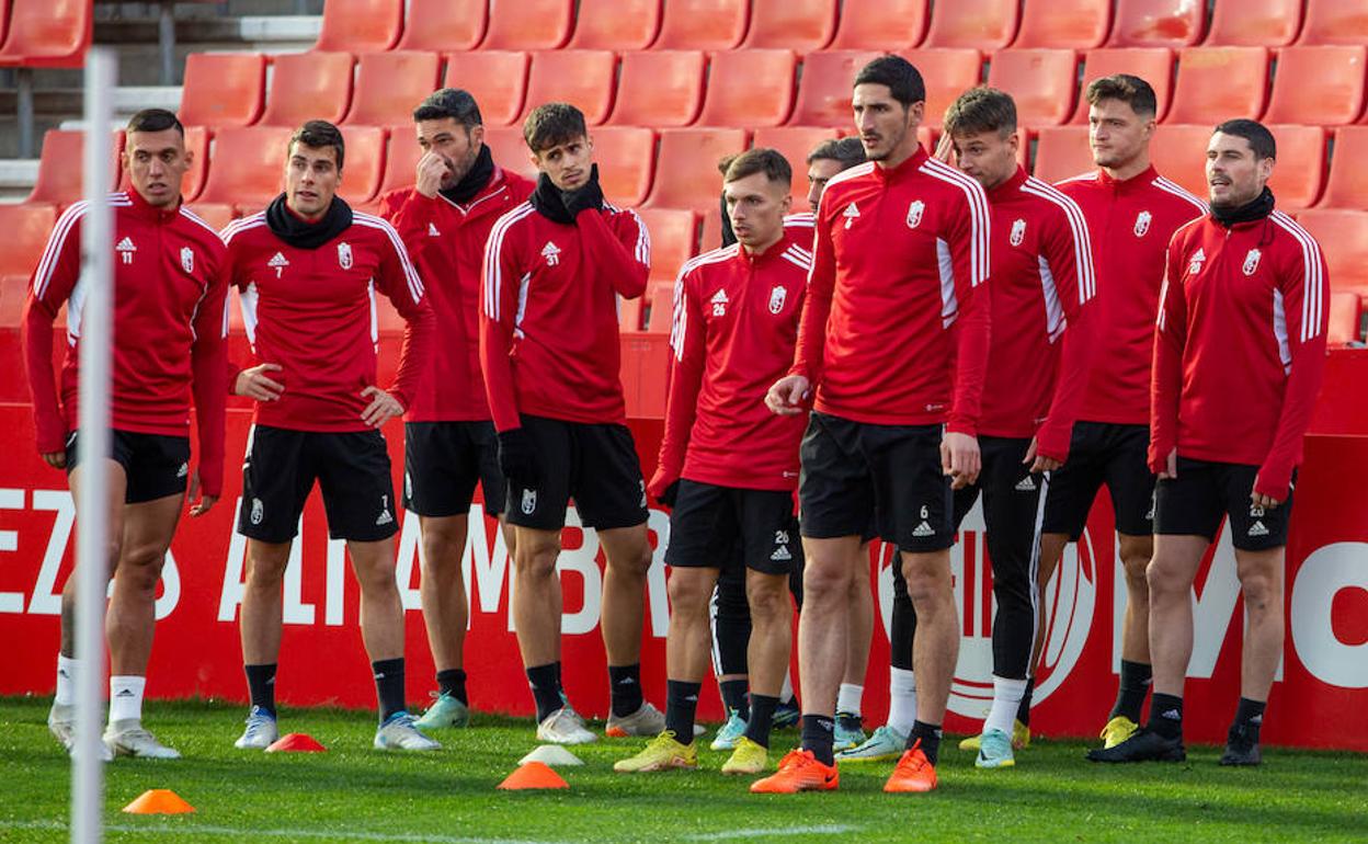 Pepe Sánchez, en el centro, durante un entrenamiento reciente del equipo. 