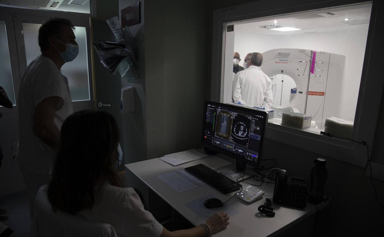 Radiólogos lamentan no poder acceder a una plaza fija en Granada.