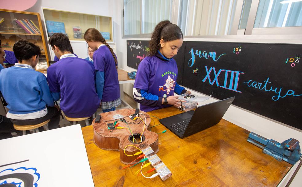 Omaima Alouani trabaja en su proyecto de robótica, una guitarra con melodías programadas desde su ordenador.