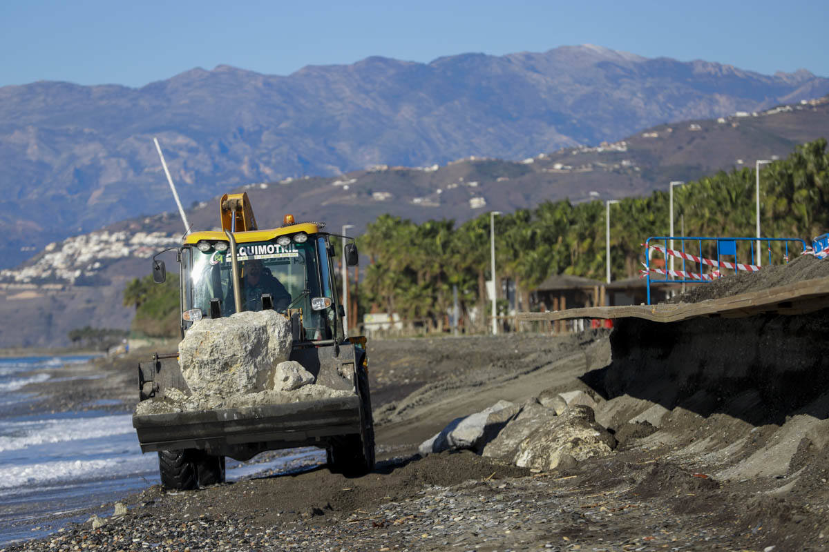 Fotos: Obras en Playa Granada tras los destrozos del temporal