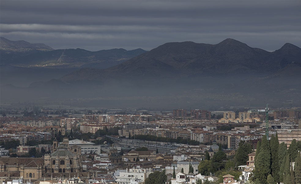 Boina de contaminación sobre Granada y la Vega, en una imagen de archivo.