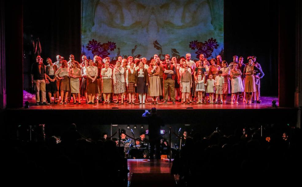 El Coro de Ópera de Granada, el Coro Infantil de Juventudes Musicales y la Orquesta Filarmonía, en el escenario del Isabel la Católica. 