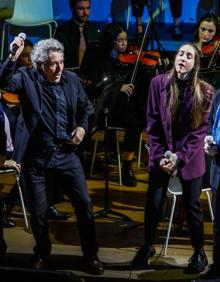 Imagen secundaria 2 - Los cantantes granadinos Carmibel, Enrique Moratalla, Lara Bello, Juan Trova y Miguel Ríos llenan el Paraninfo del PTS en un recital solidario.