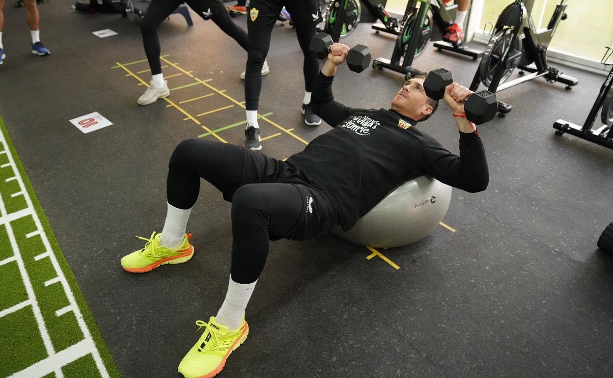 Fernando Martínez realiza ejercicios de pesas en el gimnasio interior del Power Horse Stadium. 
