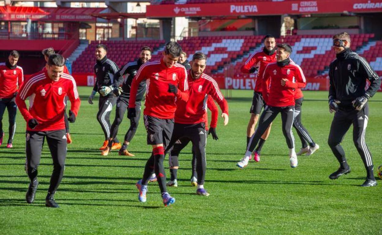Bromas en el penúltimo entrenamiento del Granada, en Los Cármenes, antes de recibir al Ibiza. 