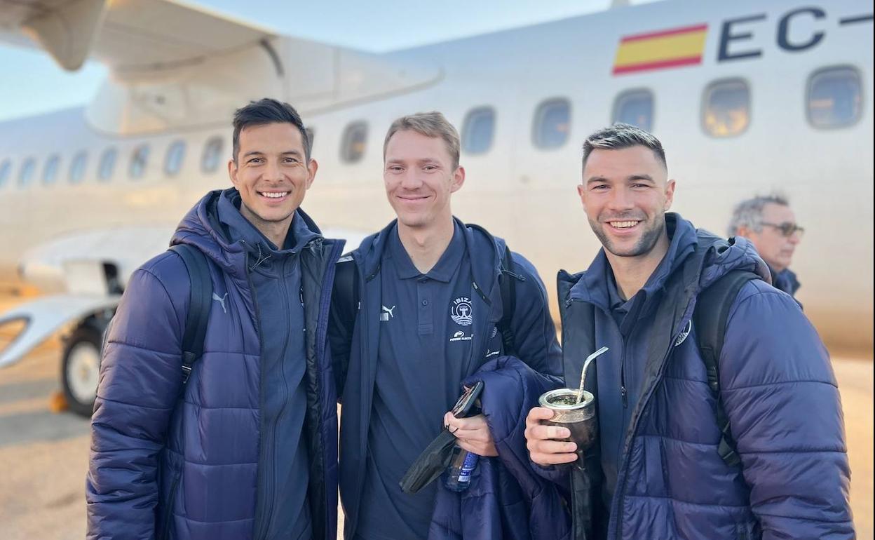 Futbolistas del Ibiza, antes de montarse en el avión. 
