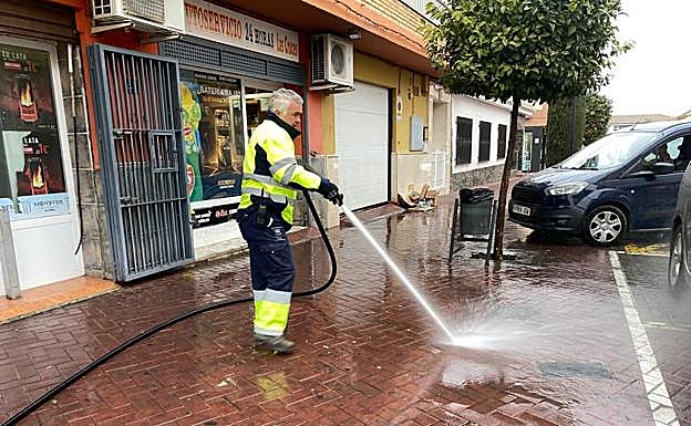 Un operario limpia los restos de sangre