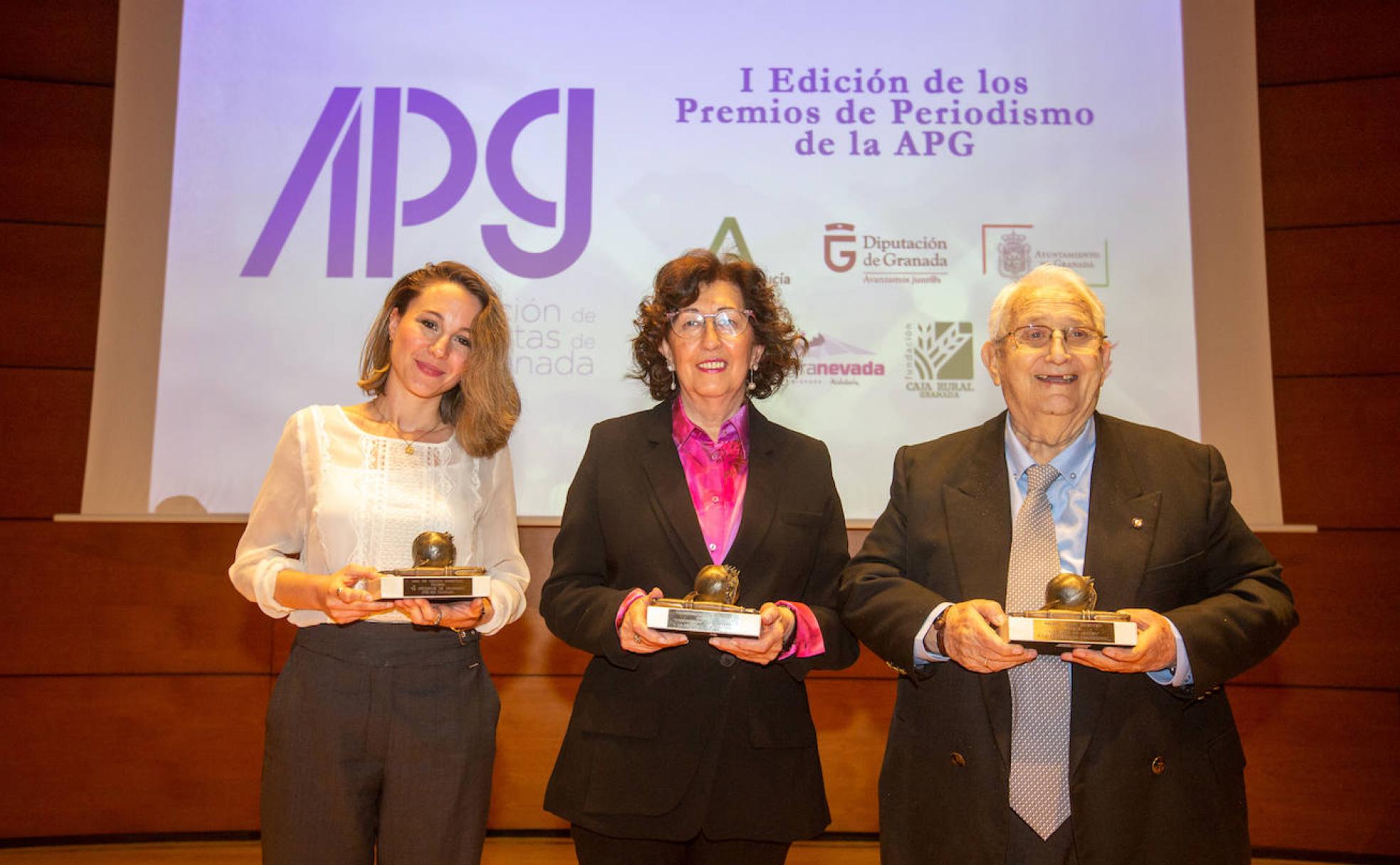 Ana de Gracia, Magdalena de los Heros y Rafael García Manzano, con sus premios AGP. 