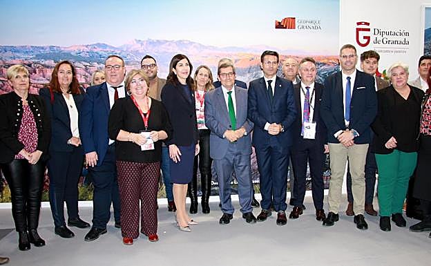 Miembros de la Diputación, alcaldes y alcaldesas y otros representantes de la provincia en FITUR 2023. 