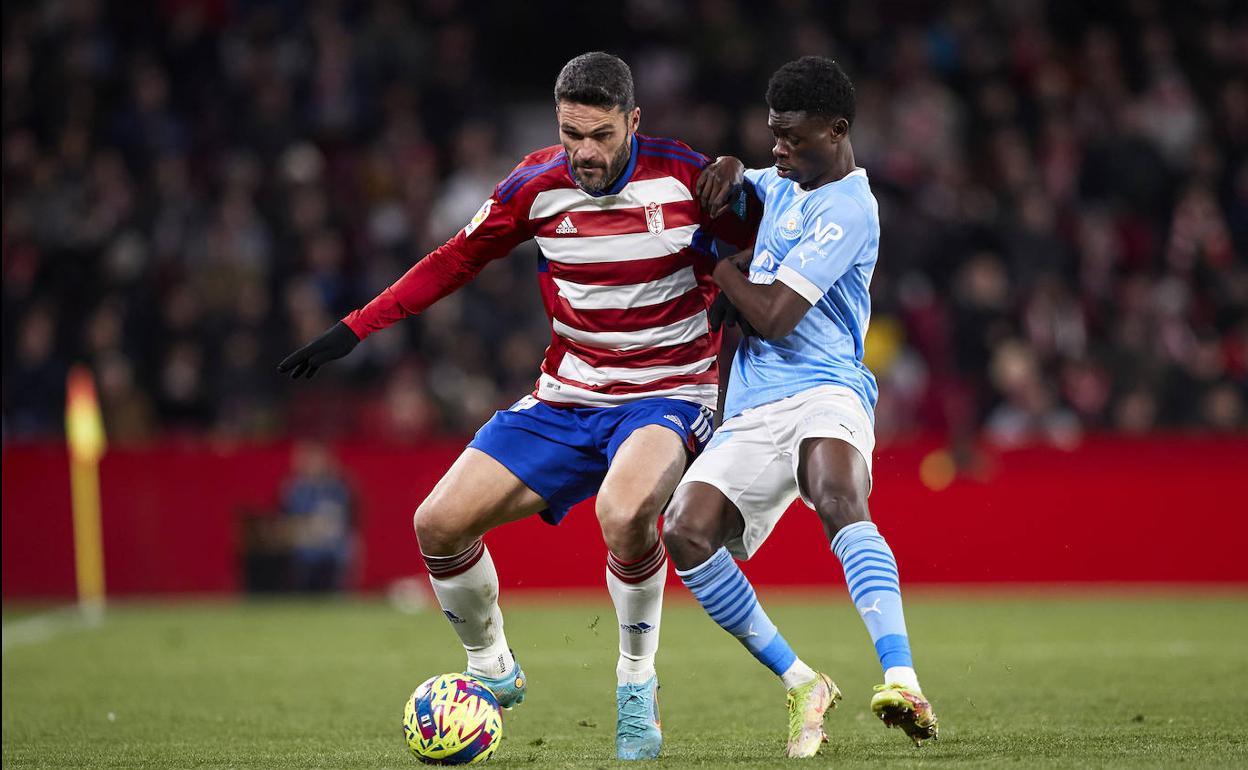 Molina protege el balón. 