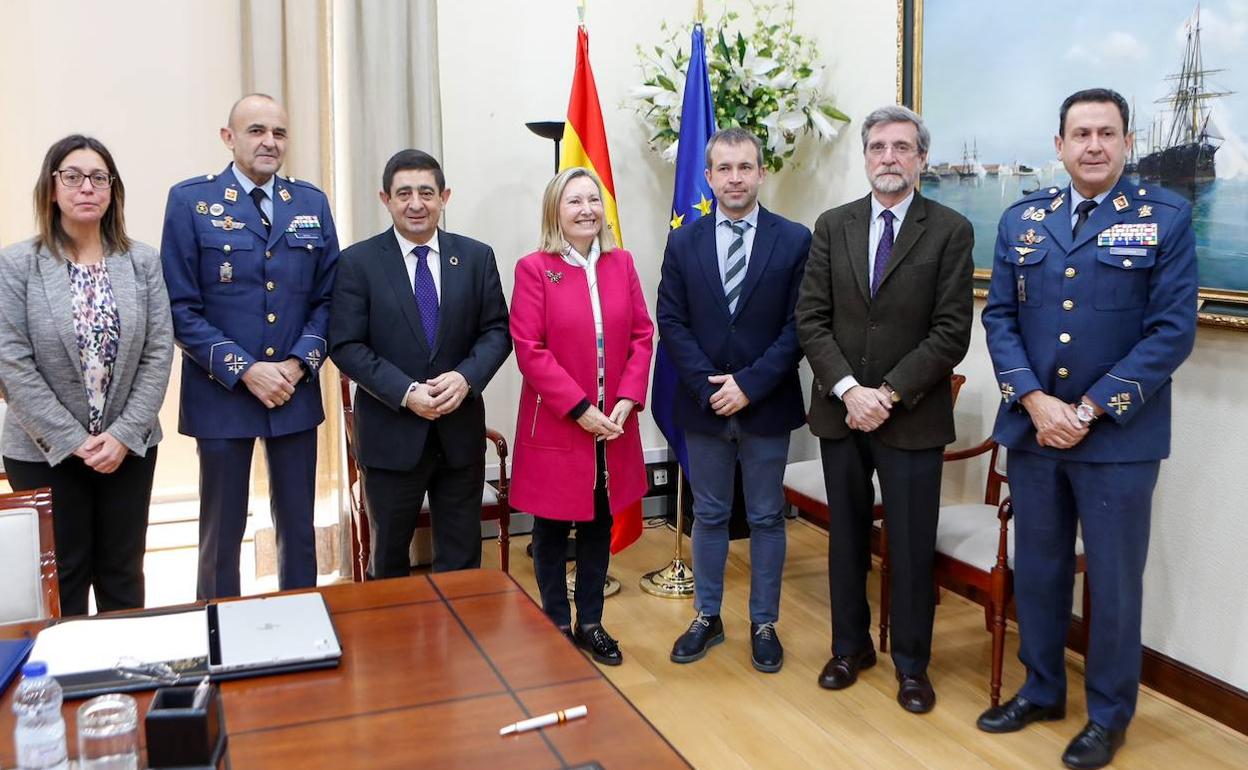 Autoridades jienenses, en el Ministerio de Defensa, el jueves, con la secretaria de Estado, Amparo Valcarce. 