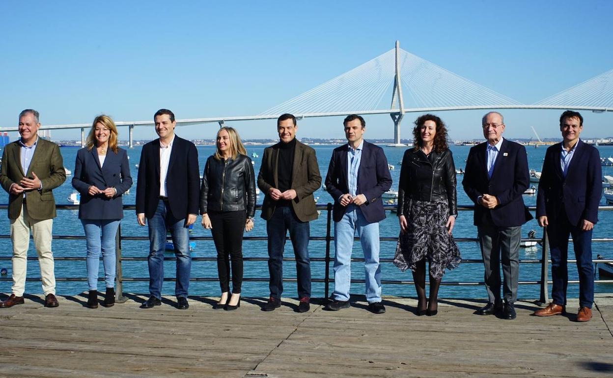 Agustín González, candidato del PP a la alcadía de Jaén (el primero por la derecha), junto al resto de candidatos en las capitales andaluzas y el presidente del PP andaluz, Juanma Moreno. 