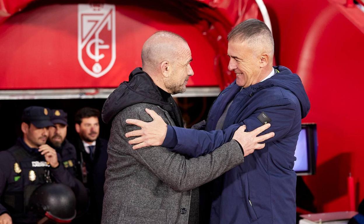 Saludo entre Paco López y Lucas Alcaraz antes del inicio del partido. 