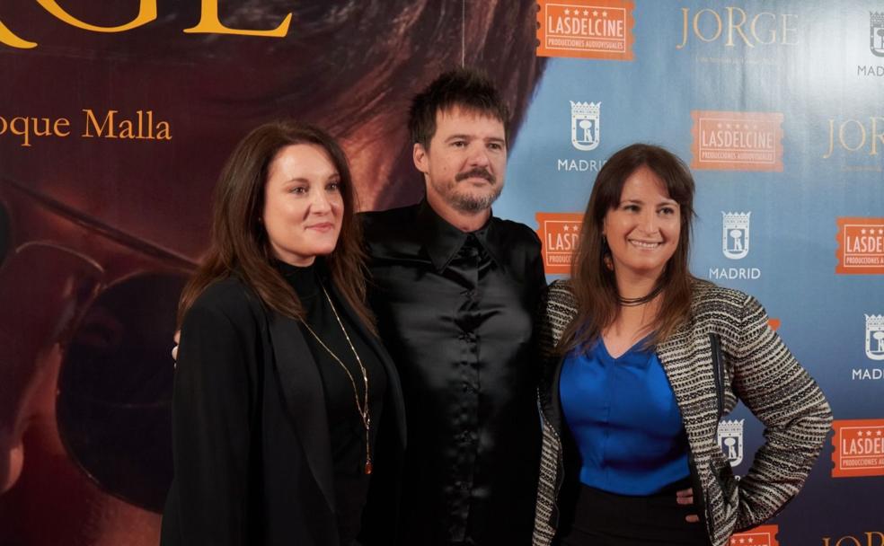 Cristina y María José Martín, con Coque Malla, en el estreno de la película en Madrid. 