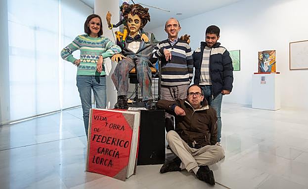 Con una marioneta gigante. 