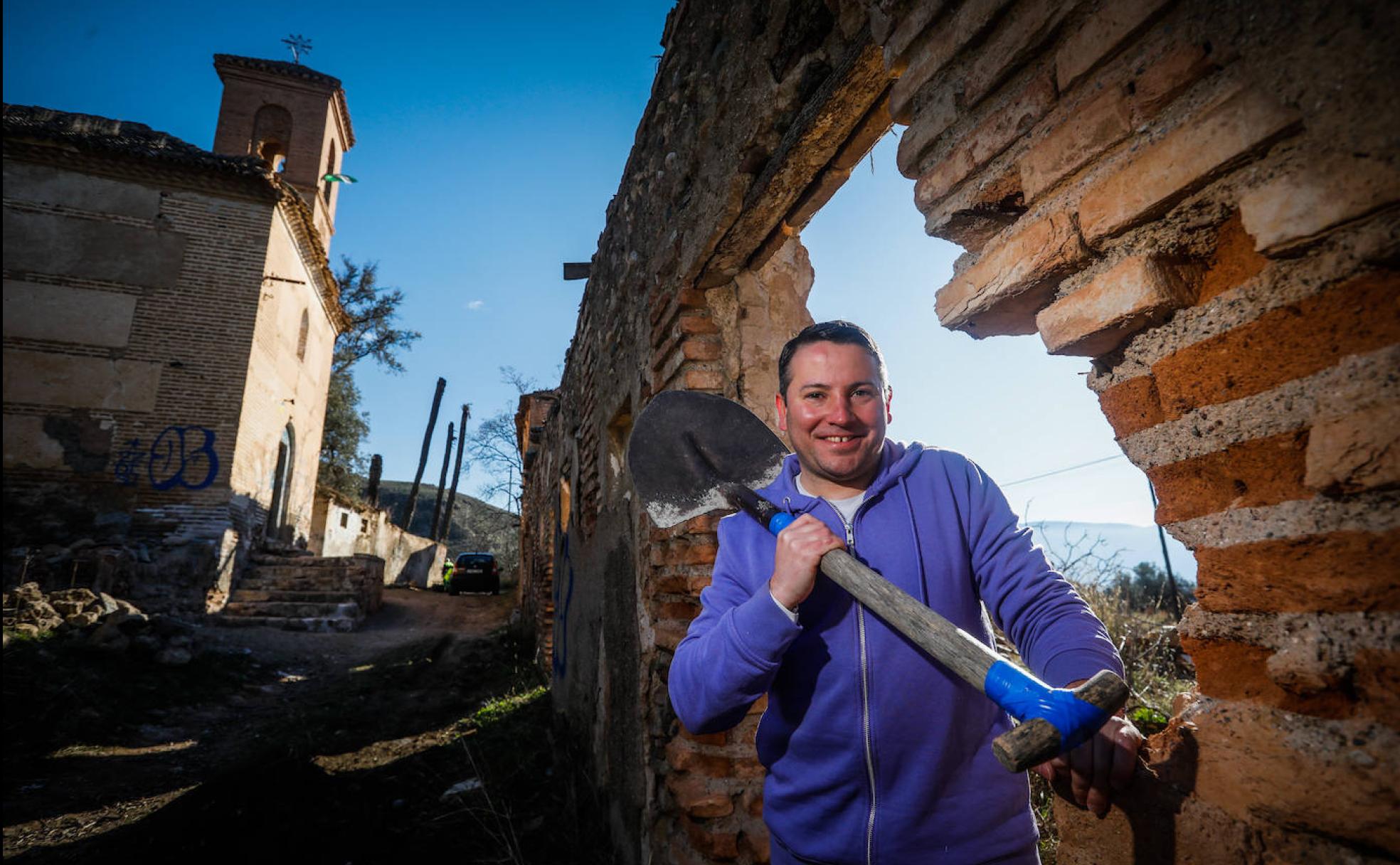 Ibán de María Guardiola, presidente de Tablate Histórico, en la Calle Real, con la iglesia de su propiedad, al fondo. 