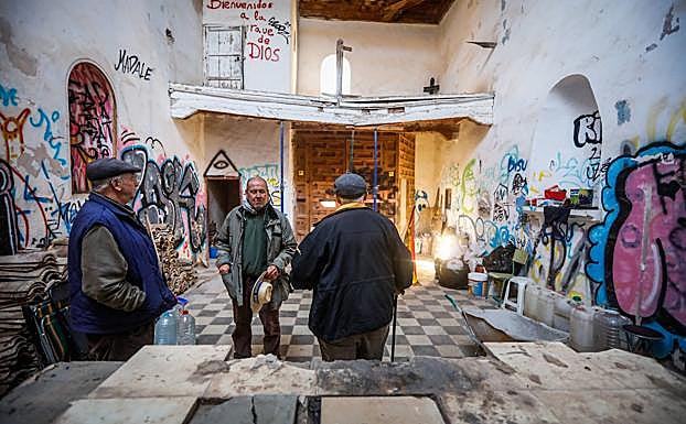 Javier, Joaquín y Pepe, en el interior de la iglesia. 