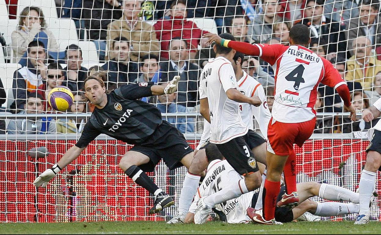 Felipe Melo firmó el gol que le valió a la UDA para ganar en su primera visita a Mestalla. 