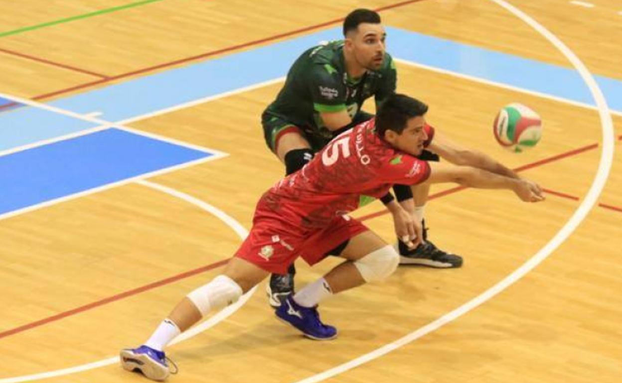 Paquillo recibe un balón, con Víctor Rodríguez, que ha jugado de opuesto, a su lado. 