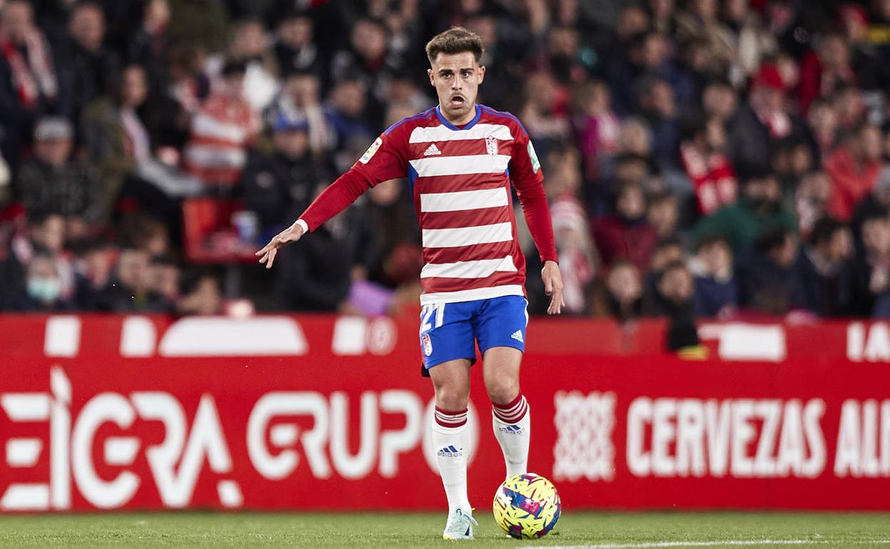 Óscar Melendo otea el horizonte durante el partido contra el Ibiza. 