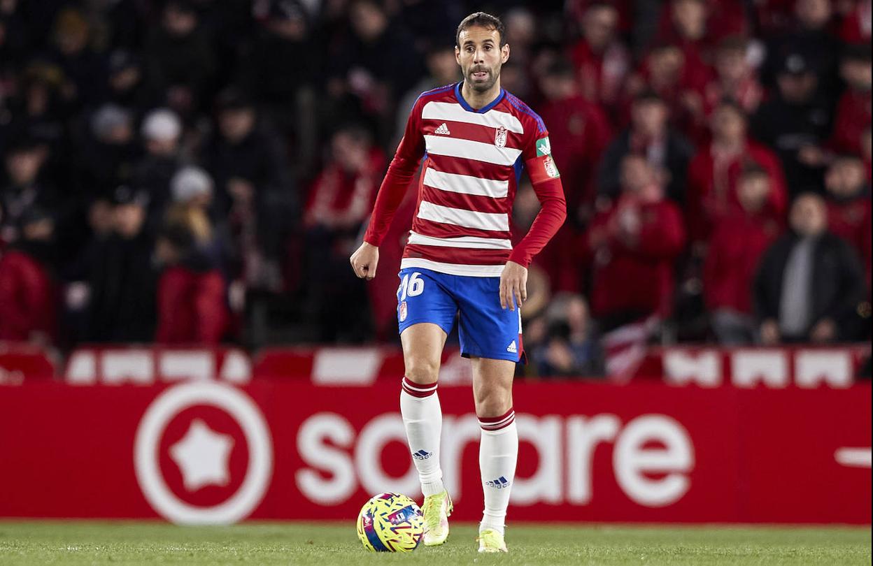 Víctor Díaz conduce un balón ante el Ibiza. 