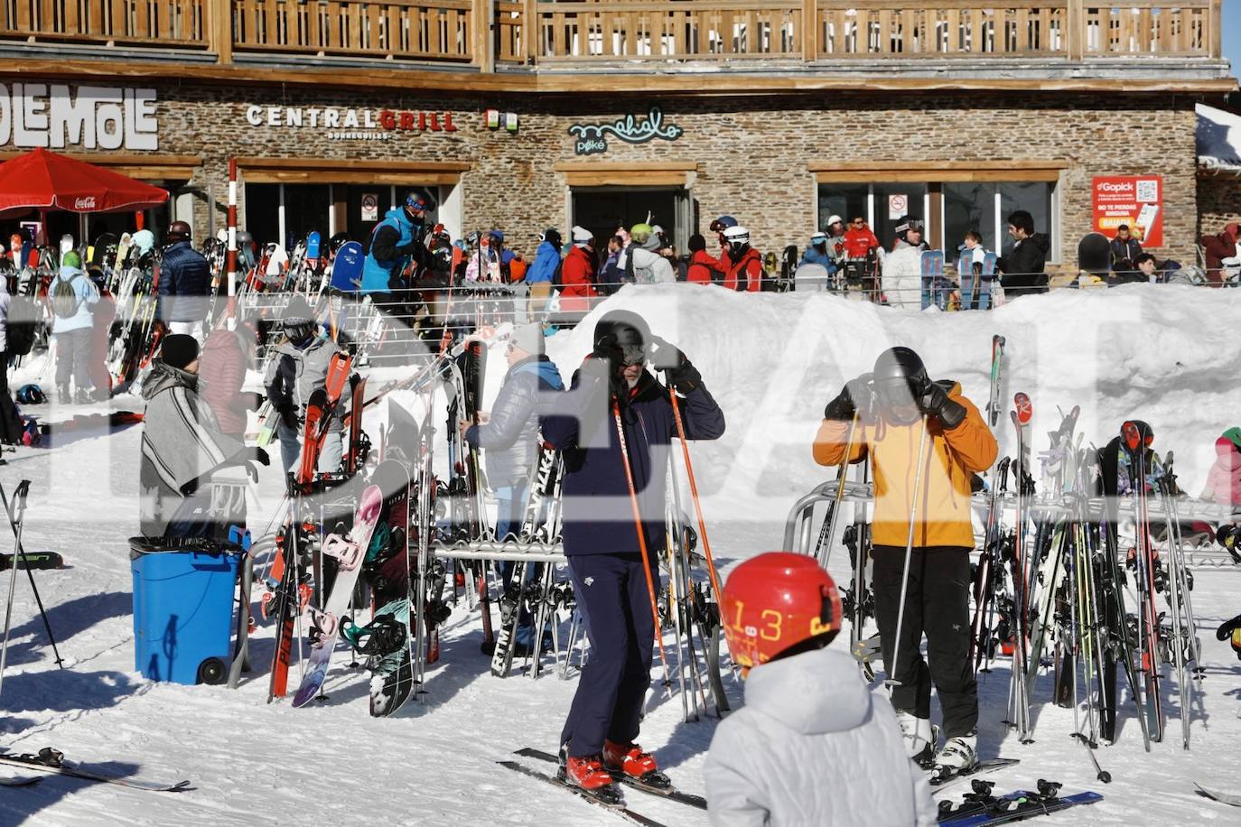 El Rey Felipe VI se encuentra este fin de semana de visita privada en Sierra Nevada con un grupo de amigos. Llegó el sábado y disfrutó de las instalaciones sin llamar apenas la atención