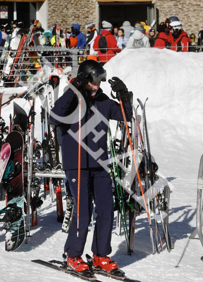 El Rey Felipe VI se encuentra este fin de semana de visita privada en Sierra Nevada con un grupo de amigos. Llegó el sábado y disfrutó de las instalaciones sin llamar apenas la atención