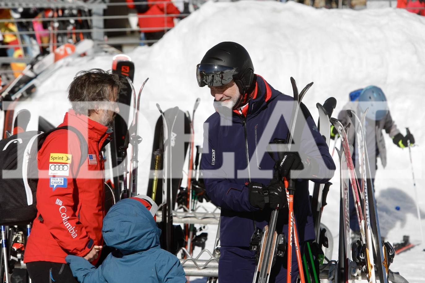 El Rey Felipe VI se encuentra este fin de semana de visita privada en Sierra Nevada con un grupo de amigos. Llegó el sábado y disfrutó de las instalaciones sin llamar apenas la atención