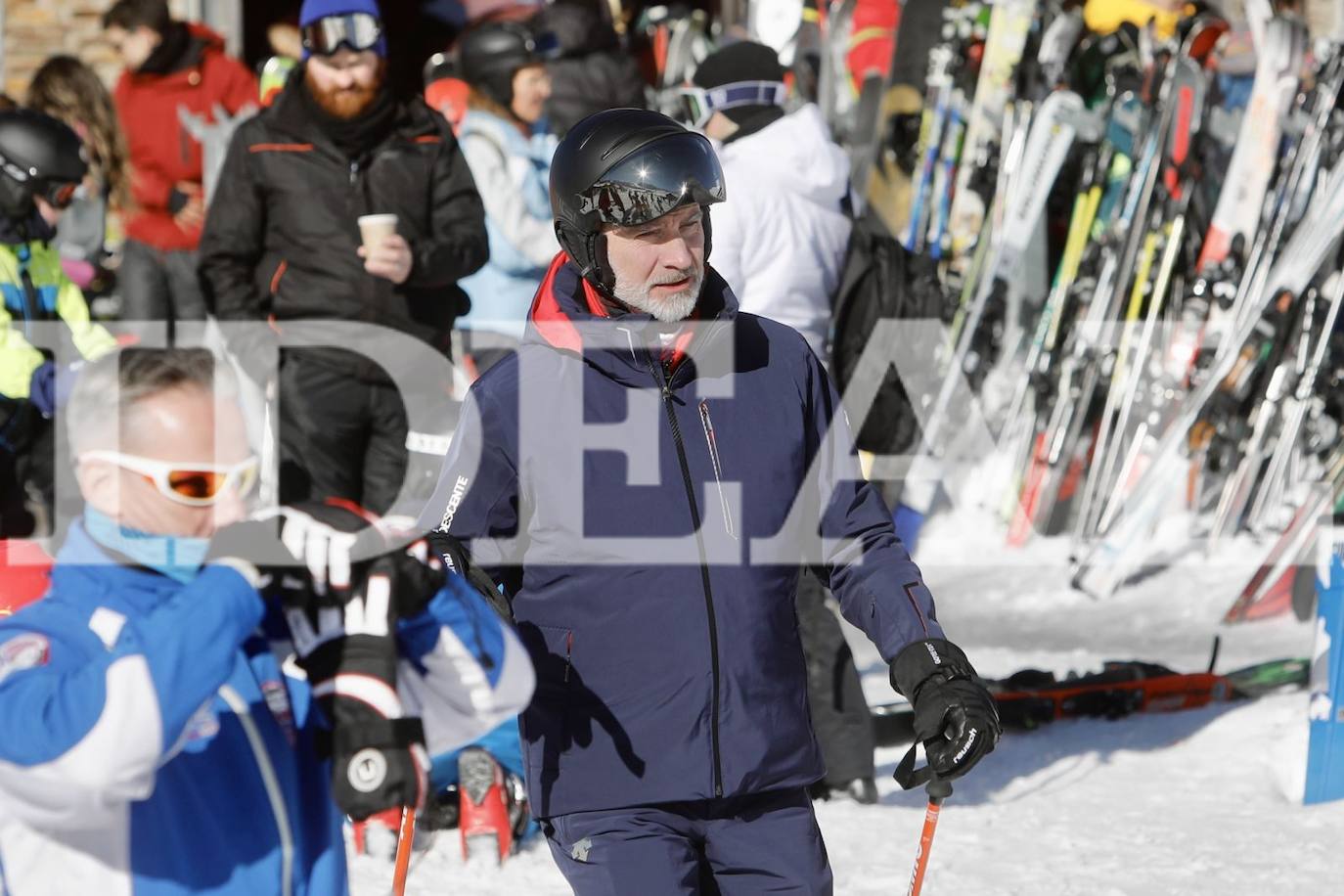 El Rey Felipe VI se encuentra este fin de semana de visita privada en Sierra Nevada con un grupo de amigos. Llegó el sábado y disfrutó de las instalaciones sin llamar apenas la atención