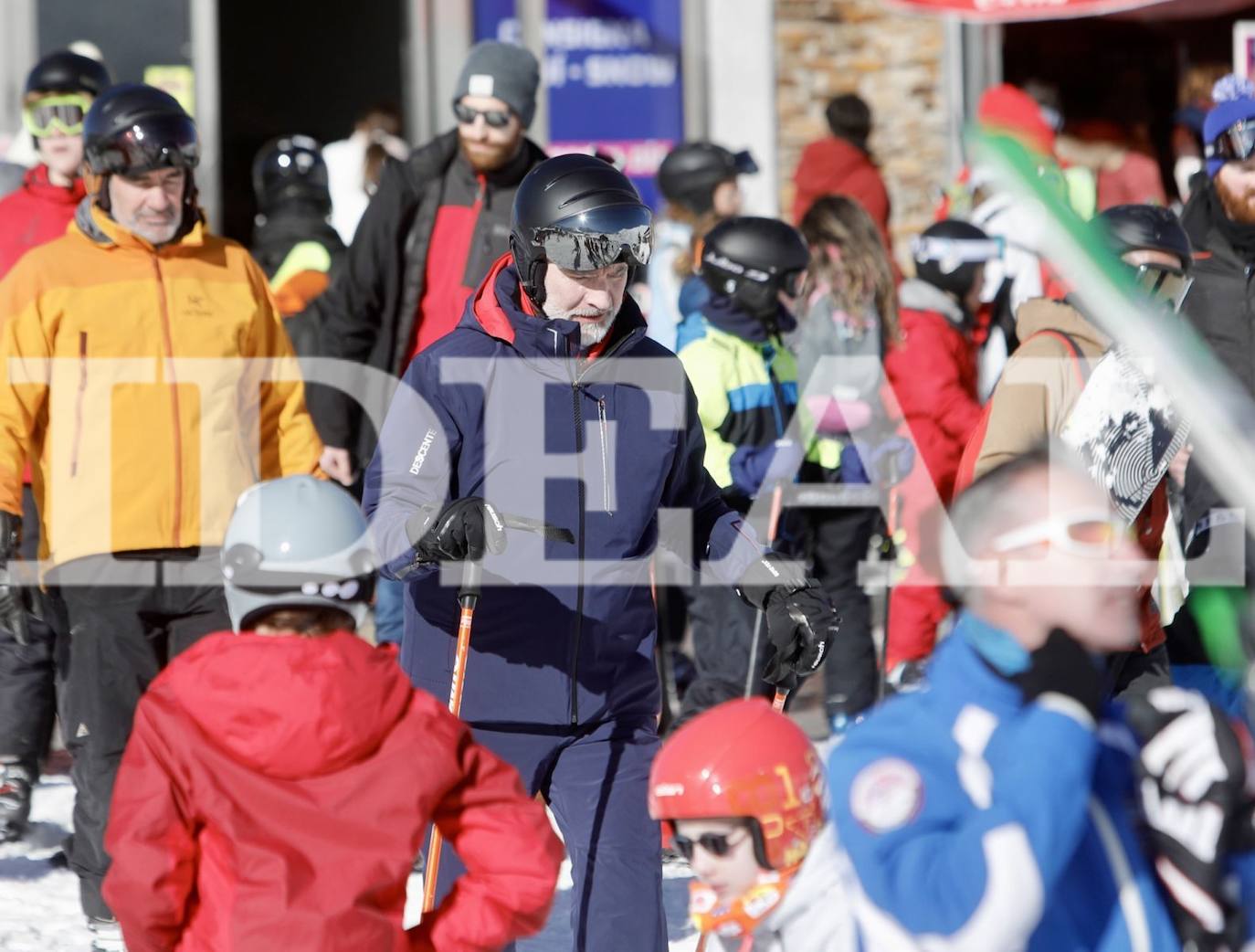 El Rey Felipe VI se encuentra este fin de semana de visita privada en Sierra Nevada con un grupo de amigos. Llegó el sábado y disfrutó de las instalaciones sin llamar apenas la atención