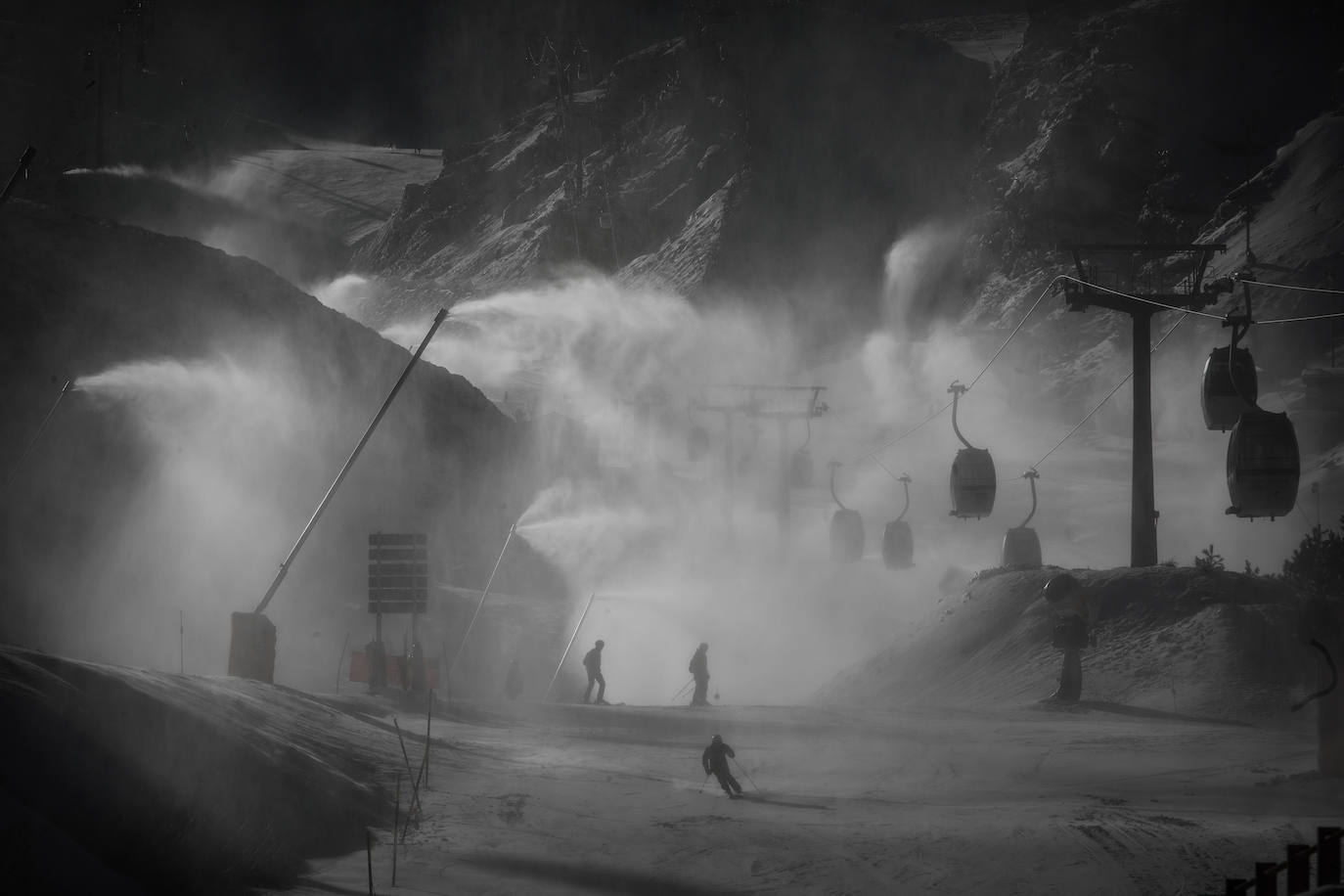 La mañana del domingo en la Sierra fue especialmente fría, pero la nieve estaba ideal para disfrutar del esquí. 