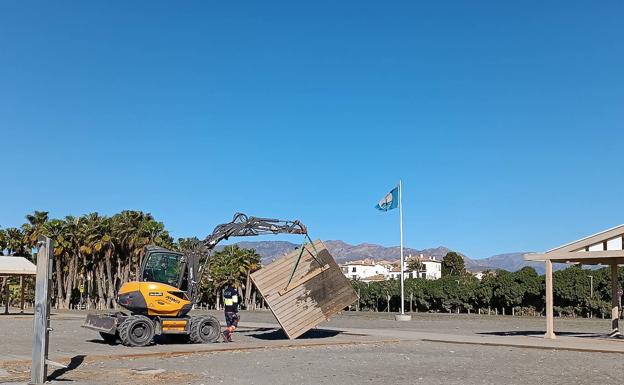 Imagen principal - Retiran parte de la senda litoral hasta que Playa Granada esté nivelada